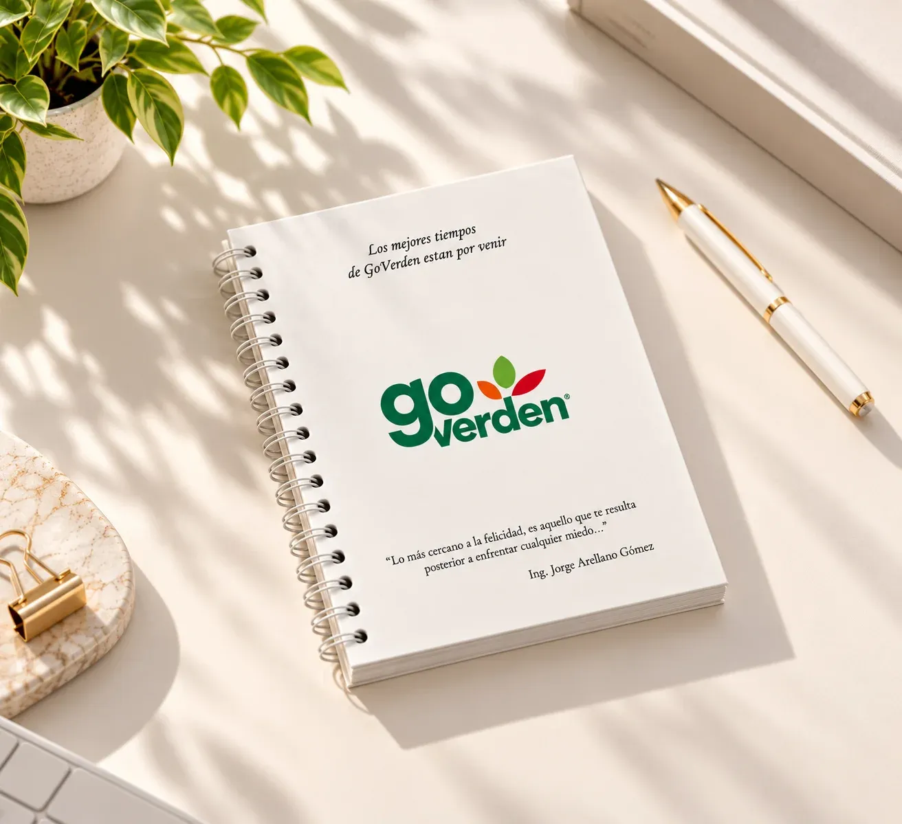 Cuaderno grande de espiral blanco con logotipo en portada